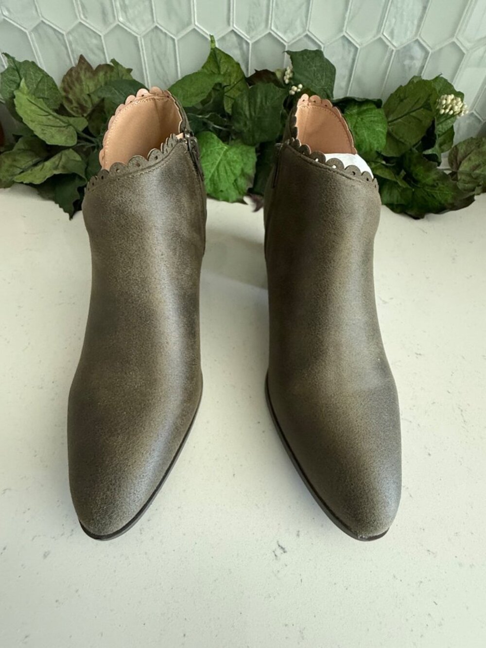 Journee Collection Womens Scalloped Edge Faux Leather Ankle Booties Size 9
